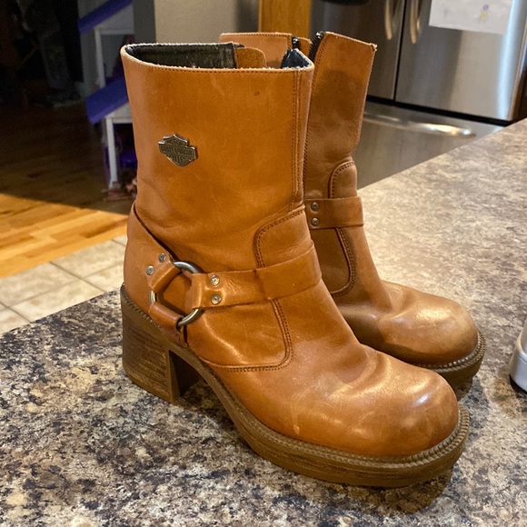 Harley-Davidson Shoes - Woman’s Harley Davidson boots size 7 1/2 the inside is flaking!!